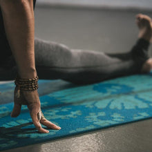 Load image into Gallery viewer, Reversible Reflection Yoga Mat (6mm)
